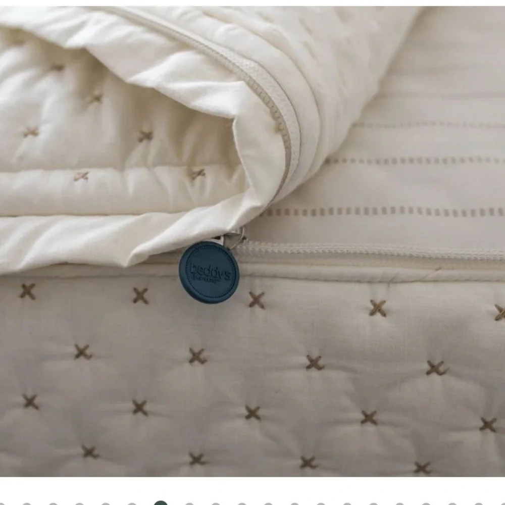 Beddy’s Monroe Luxe- Full Size (color as shown in photo) original zip. - Picture 2 of 8
